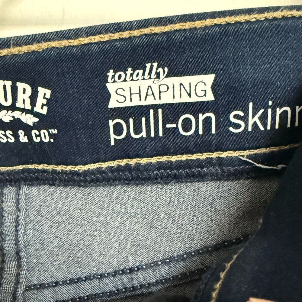 LEVI’S Signature Totally Shaping Pull-On Jeans - NEW w/ Tags - Size 12 - Picture 7 of 10